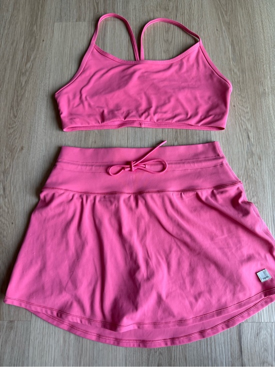 Vuori Dresses & Skirts - Vuori Sunset Pink SET All the Feels Bra Daily Skirt Sz L